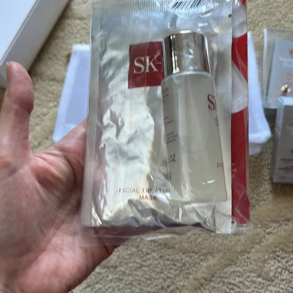 Luxury Skincare Bundle - Picture 4 of 5